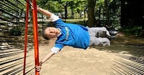 【衝撃】昼休みの日比谷公園に集まるサラリーマンたちのリフレッシュ方法がヤバい / 60代男性「五十肩で腕が上がらないので数年前に鉄棒を始めました」