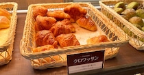 パン食べ放題は『フォルクス』がこっそり最高！ プラス220円で焼きたてクロワッサン天国 / ハンバーグランチと合わせても1628円