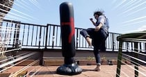 Amazonに2000円ほどで売ってる空気のサンドバッグ「エアースタンディングバッグ」の使用感を検証した結果、最後の最後で…