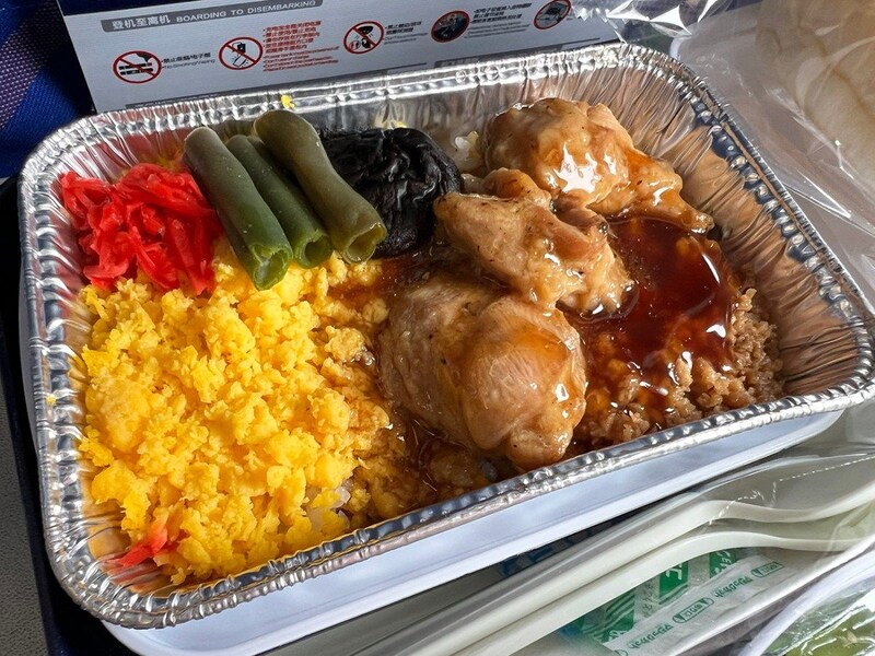 【世界の機内食】中国南方航空の2択「チキン」と「ポーク」、比べてみたらチキンが圧勝してた話
