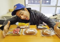 【びっくり】インド人にカレーパンを食べ比べてもらった結果 → コンビニ大手3社で「断トツでウマイ」という商品があった