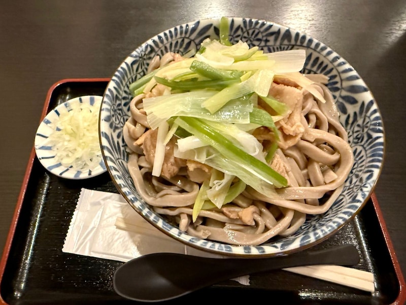 そば界隈の二郎系『角萬』が湯島にオープンしてた! 大人の事情がありそうだけど超極太ワシワシ麺は最高