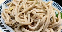 「そば界の二郎」のインスパイア系！ 超極太麺で肉もりもりの御徒町『蔦や』が病みつき必至 / 立ち食いそば放浪記：第213回