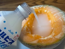 SNSで話題の「削るフルーツジェラート」を3種類の飲み物で試してみた！ 意外な組み合わせがおいしかった
