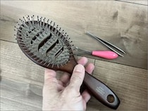 【100均検証】100円の「ブラシに絡まった髪の毛・ホコリ・汚れをカキ取るヤツ」で毛だらけのブラシを掃除して気づいた大切なこと