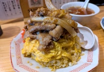 【中野】これでハーフ!? 厚さ1cmの肉が押し寄せる「チャーシューエッグ」とガツンと美味い「肉玉炒飯」で今、1番足りないものを摂取した！
