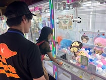 クレーンゲームの初心者は5000円でどれだけ獲れるのか？ プロのサポートもあって8品ゲットしたが、苦戦した景品も
