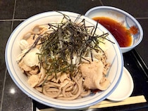 あの伝説のそば屋『港屋』は消滅していなかった…！ 大手町『港屋2』の肉そばは『港屋』の味そのもの!!