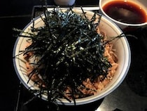 【立ちそば放浪記】立ちそば界の二郎！ 肉の山とラー油に埋もれた そば を食べてみたら意外に爽やかでビビった / 東京・虎ノ門『そば処港屋』