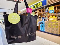 【カルディの本気】毎年人気の「ネコバッグ」はバッグシリーズ屈指の最強コスパ！ バッグ2つと各種おやつで1700円は迷わず “買い”！
