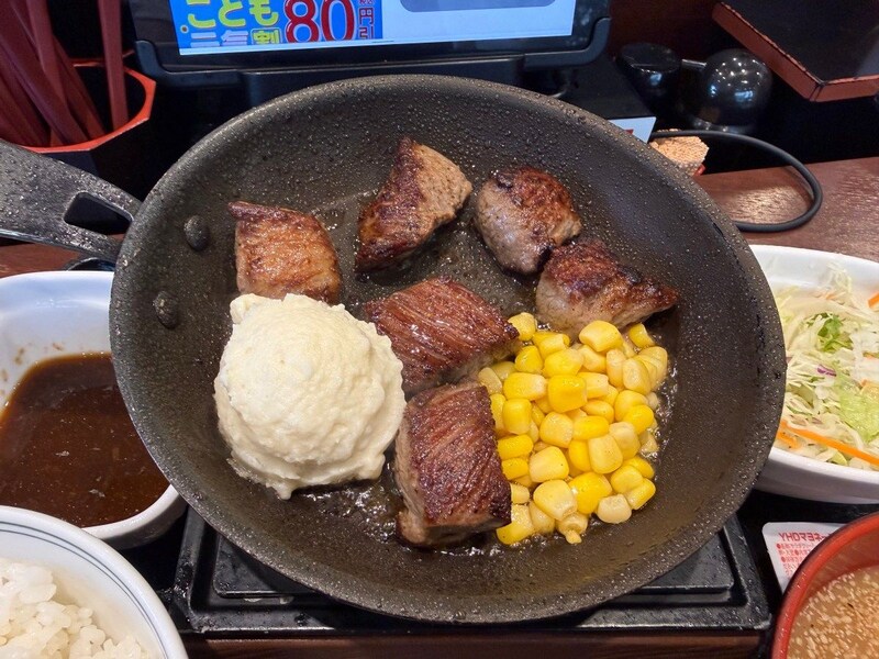 【吉野家】1500円の「極旨牛鉄板ステーキ定食」を食べてみた結果 → 味は絶品だが致命的な弱点が…