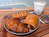 タリーズ初の「ベーカリー導入店」が新宿にオープン！ 店内焼き立てパンの実力やいかに!?