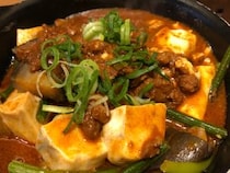 松屋、ついに最強ポカポカ鍋を出す / チェーン店の1人鍋ぜんぶ食う：第14回は『四川風麻婆鍋膳』