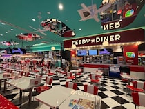 【推したい】ホットドッグ500円、サンデーは盛り放題！ イオンファンタジーが展開する「Feedy Diner＆Arcade」でアメリカンダイナー気分を満喫してきた