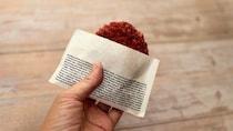 セブン「激辛！ 台湾ミンチカツ」、赤すぎるけど大丈夫そ？ 食べてみたら辛さと旨味が大爆発だったよ！