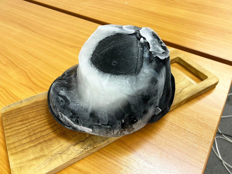 【検証】上司の帽子を氷漬けにしてみた