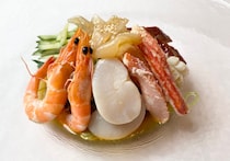 これが3300円の冷やし中華か…！ 銀座アスターの「海の幸の翡翠冷麺」を食べたら違う景色が見えた