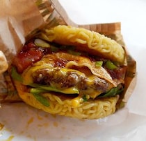【ハンバーガー批評】本日オープン！ NY発のラーメンバーガー「RAMEN BURGER TOKYO」に行ってみた!!