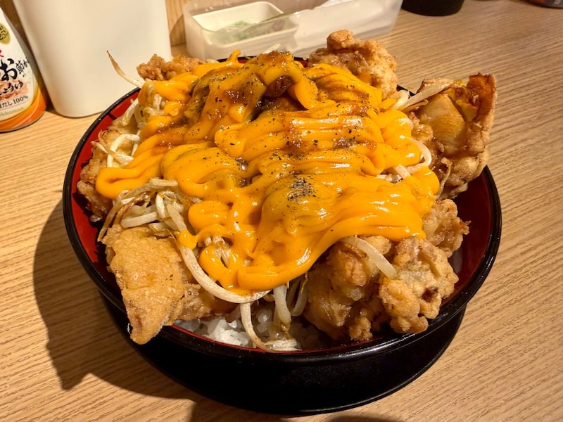 残り6店舗となった『から揚げの天才』に潜入！ 怪物の気配がする「二郎系チーズ唐揚げ丼」を食べてみた結果