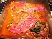 吉祥寺の超人気店が辛々鍋の店をオープン！「肉山の一階」は『赤身肉＆日本酒セルフ飲み放題』が最高な天国に1番近い場所だった