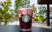スタバの新作『芳醇 巨峰 フローズン ティー』はすっきり爽やか！ スタバのブラックティーが生きた味……!! 『『チラックス ソーダ 巨峰』はシャキッと元気になる