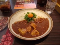 【世界で一店鋪だけ】ココイチ名古屋ご当地メニューの「赤みそカレー」!! 味噌・青ネギ・豆腐のカレーらしくない顔ぶれが “癖になってしまう” 魔法