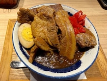岡もとの期間限定『ポークカレー』がビジュ良すぎ！ すき家の「ポークロックカレー」と食べ比べてわかった感想