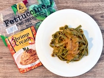 カルディ「生パスタ ほうれん草のフィットチーネ」と「パスタソース エビクリーム」はラクしたい日にこそ食べたい！手軽に本格的な味が楽しめました🦐