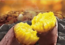 今日からファミマでホックホクの「石焼きいも」が買えるよ!! 紅はるかやシルクスイートを店内の専用オーブンで石焼きにしてます