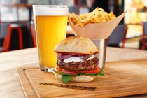 100万通り以上のカスタムを楽しめる「バーガーレストラン」が日本に上陸！ バーガーだけでなくシェイクもカスタムできるそうです♪