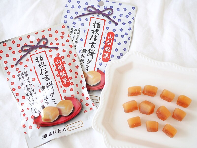 噛むたびに再現度がマシマシ!きな粉をこぼさずパクパク食べられるローソン「桔梗信玄餅グミ」【#グミ偏愛レポ】