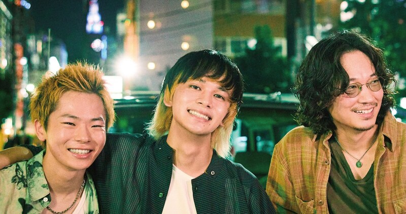 北村匠海・林裕太が闇バイトから抜け出すために命を懸ける映画『愚か者の身分』ワイルドと温かみが共存する綾野剛の色気にゾクッとします…!