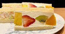 この芸術的なフルーツサンドの“萌え断”を見よ…！都内に3店舗しかない「果実屋珈琲」を私が激推しする3つの理由