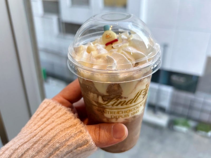 遊び心満載…❣️リンツ「SNOWMAN ショコラドリンク」⛄ 可愛い雪だるまチョコのトッピングにホリデー気分が高まるよ〜♪