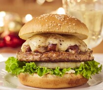 【チーズがとろ～り】世界三大珍味のトリュフとポルチーニ茸をぜいたくに使用！ フレッシュネスバーガー25周年記念バーガーがラグジュアリーすぎるっ