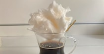 マイカップの上にふわふわ雲が発生♡ 無印良品アレンジレシピ「わたあめコーヒー☕️」つくってみた！長持ちさせるコツは容器選びにあり!?