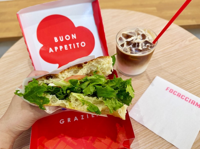 まるで外国に来た気分…❣️大阪「フォカッチャモ(FOCACCIAMO)」で食べた超ビッグなフォカッチャの満足感がすごかった🥪