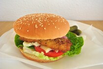 【裏技】ハンバーガーは「逆さま」にして食べるとこぼさずキレイに食べられるんです！