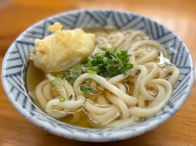 令和の今、この値段で食べられるの!?セルフ湯切りが楽しいっ! 香川県「さか枝うどん」で本場の讃岐うどん文化を体験したら最高だったよ〜っ!