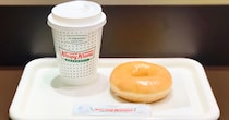 【3店舗限定】クリスピー・クリーム・ドーナツにはドリンクを買うと「オリジナル・グレーズド」をくれるモーニングサービスがある!?本当かどうかたしかめてみた
