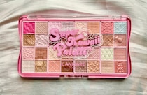 40年分のかわいいをギュッ💗キャンメイクから限定発売「スーパーかわいい！パレット」登場！32色もはいってお値段は…