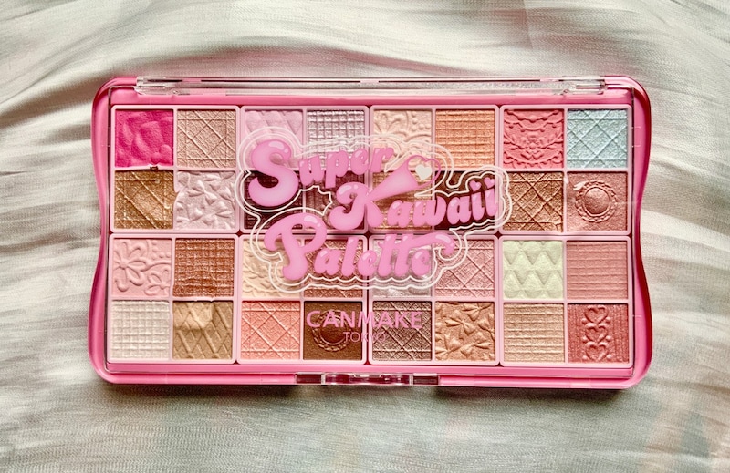 40年分のかわいいをギュッ💗キャンメイクから限定発売「スーパーかわいい!パレット」登場!32色もはいってお値段は…