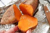 オーブンで約1時間焼くだけ！ めちゃんこおいしい“しっとり焼き芋”の作り方