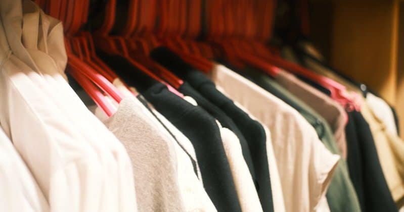 春と秋が短くなったと感じる人は8割!春秋物を買っても着られる期間が短いから買わないを選択する人もいるみたい