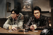 映画『探偵はBARにいる3』はシリーズ最高傑作！ 松田龍平扮するテンションの低い相方・高田の意外な活躍ぶりに注目です【最新シネマ批評】