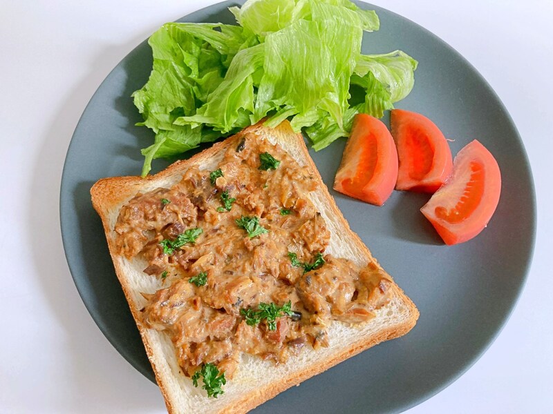 朝からたんぱく質が摂れる最強朝ごはん「さばみそ煮のペーストトースト」🐟混ぜて塗って焼くだけの簡単レシピはこれだ!