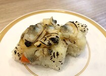 かっぱ寿司が「クラムチャウダー」の押し寿司を発売！ 無理があるだろ…と思って食べてみたら予想外の美味しさ！ これはハマるよ〜！