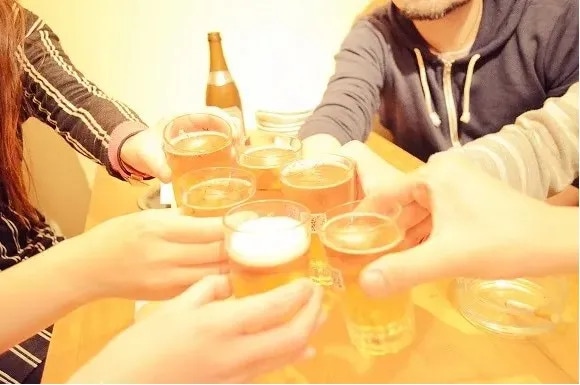 若者の飲み会離れに変化が!? 20代の約7割が「忘年会に参加したい」と回答する調査結果が出ているけどその理由は…