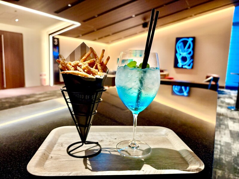 プレミアムな映画館で1600円するフライドポテトを食べてみた🍟坂本龍一インスパイアのモクテルも飲んでみたよ