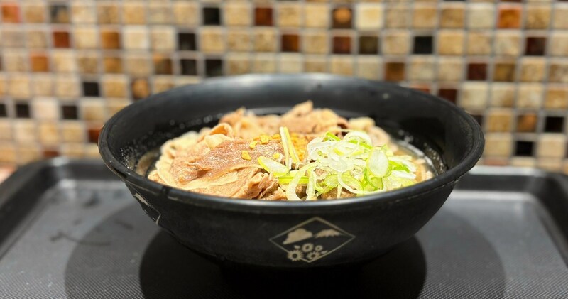 忘年会シーズンは名代富士そばの「バクテーそば」で乗り切ろう🍜 ニンニクとコショウのWパンチが二日酔いに効く可能性大です